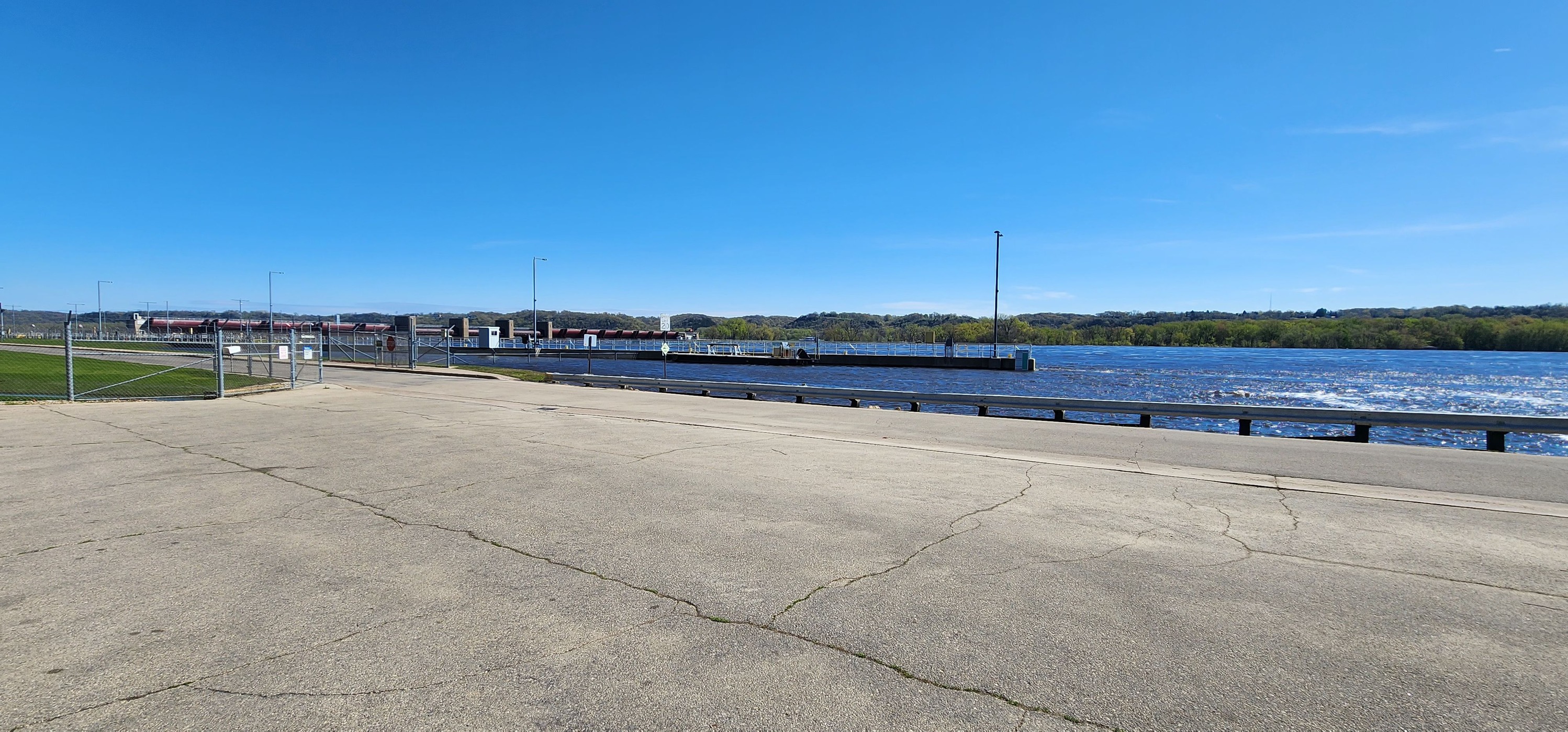 Lock and Dam 11 lock image
