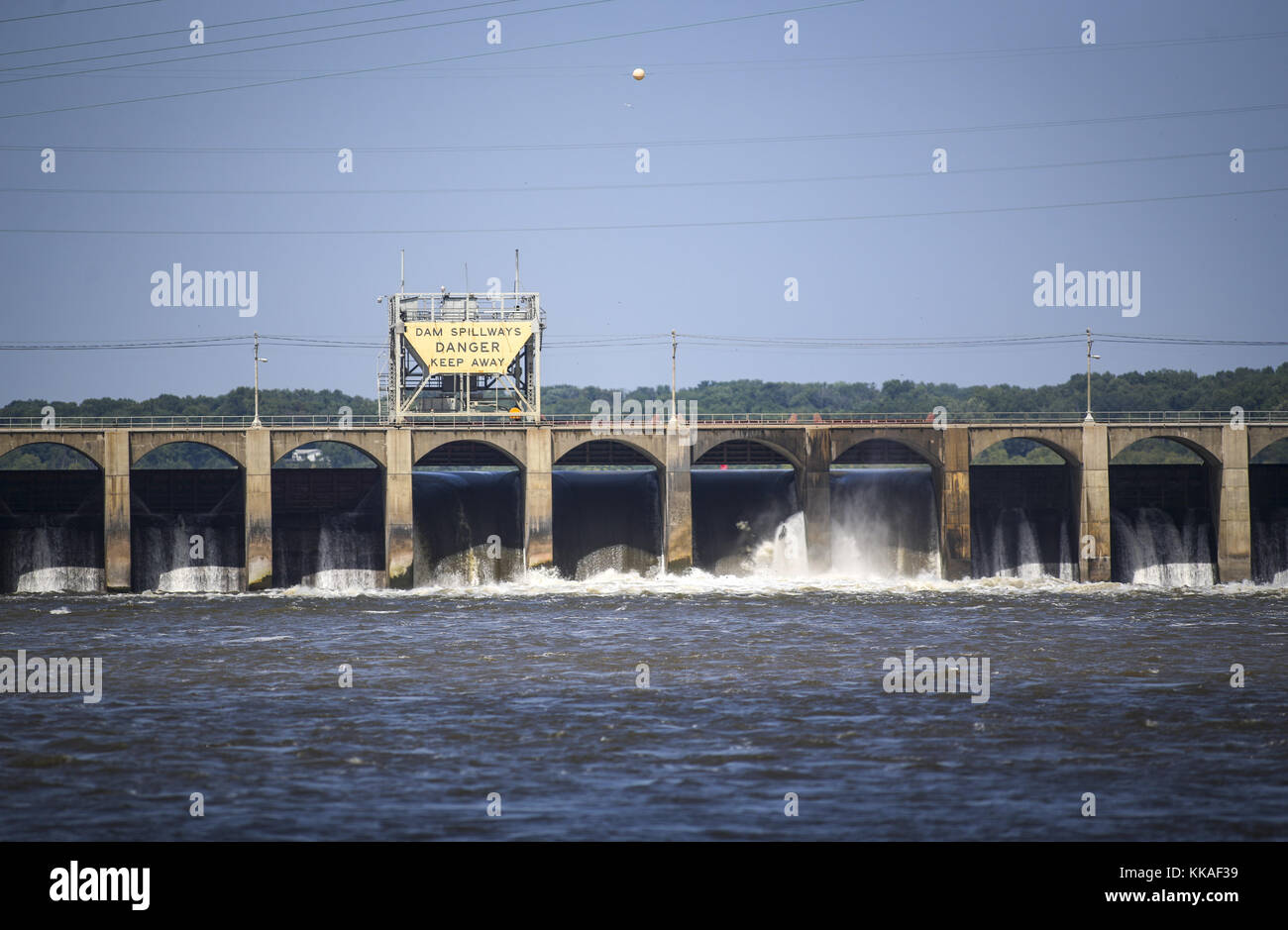 Lock and Dam 19 lock image