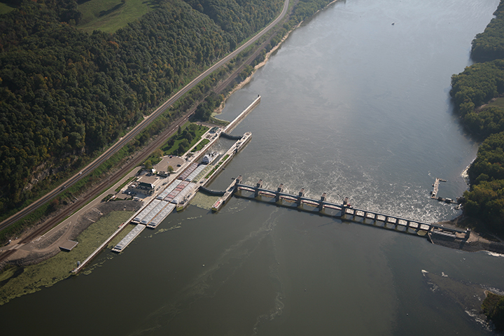 Lock and Dam 9 lock image