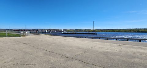Lock and Dam 11 lock image