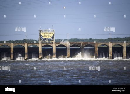 Lock and Dam 19 lock image