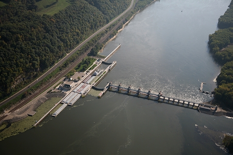 Lock and Dam 9 lock image